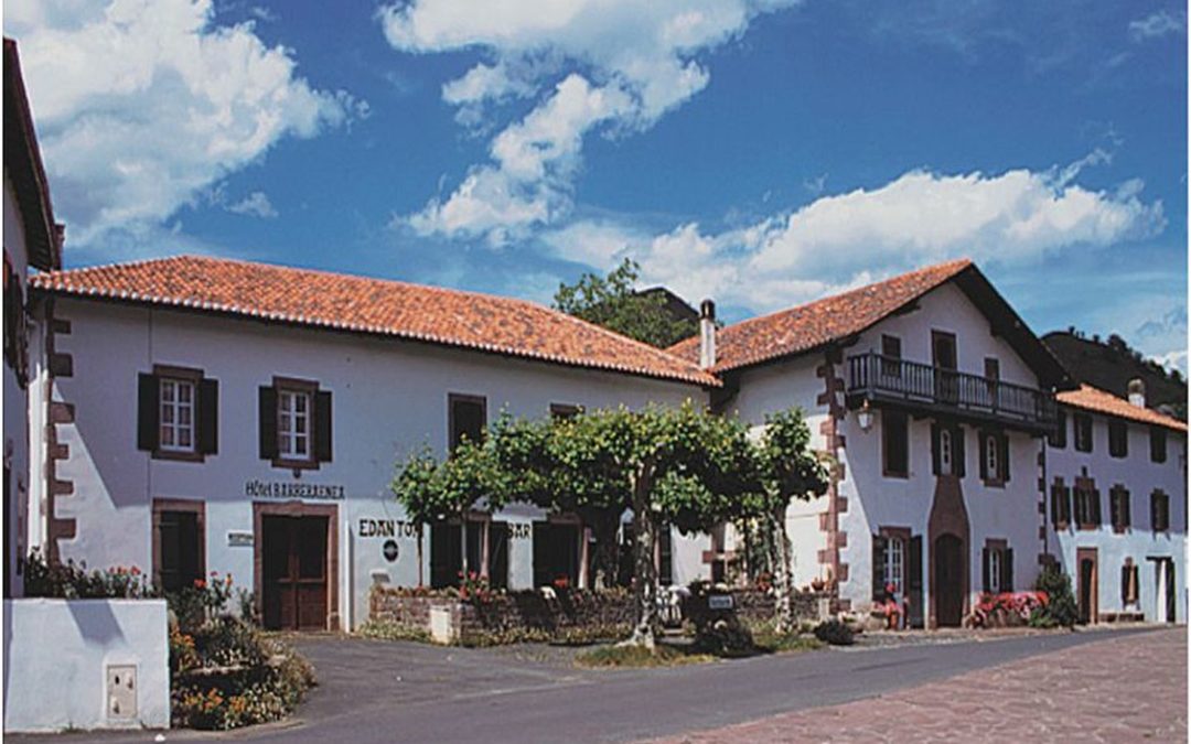 Déjeuner à l’ombre des platanes à Bidarray chez BARBERAENEA