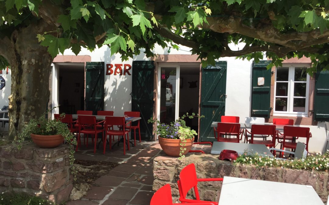 Déjeuner à l’ombre des platanes à Bidarray chez BARBERAENEA