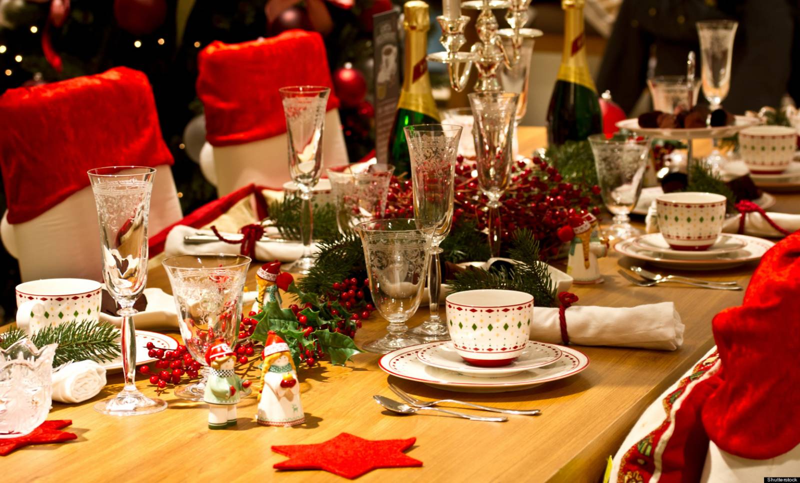 des menus de fêtes à emporter sur une table de fêtes décorées avec guirlandes et confettis