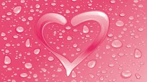 un coeur en perles d'eau sur fond rose