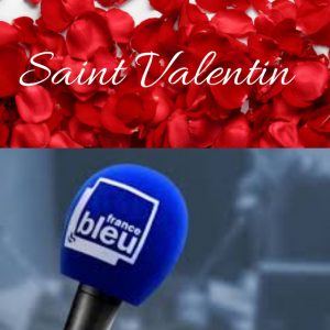 des pétales de roses et un micro bleu