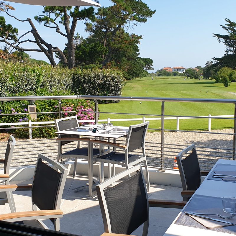 Restaurants Biarritz une terrasse qui donne sur le golf de biarritz, avec de chaises et des tables en métal